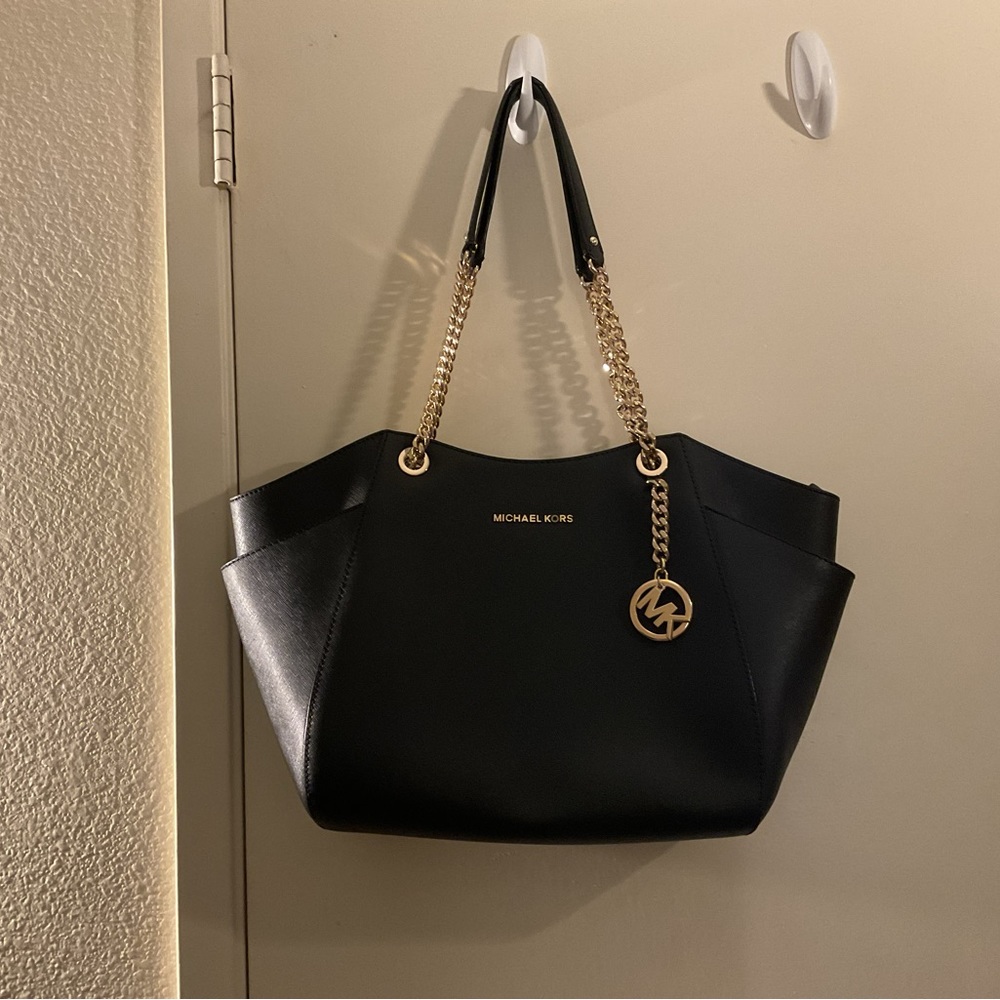 Michael Kors jet set large Saffiano Leather Bag.